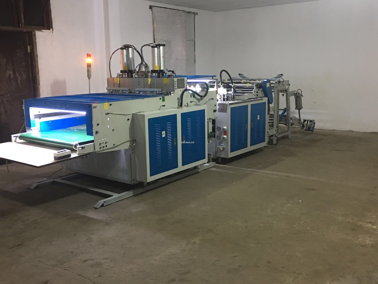 超高速制袋機(jī) 超市購物袋制袋機(jī)一、特點：本機(jī)以HDPE、LDPE筒膜為原料，是制作超市袋、背心袋、馬甲袋、市場袋的理想設(shè)備，本機(jī)具有節(jié)省人工、降低成本、一次成型、故障率低、產(chǎn)量高等特點，良好性能的色標(biāo)跟蹤儀，使封切長度更準(zhǔn)確，誤差更小。采用先進(jìn)的電腦，長度調(diào)整方便，精確。